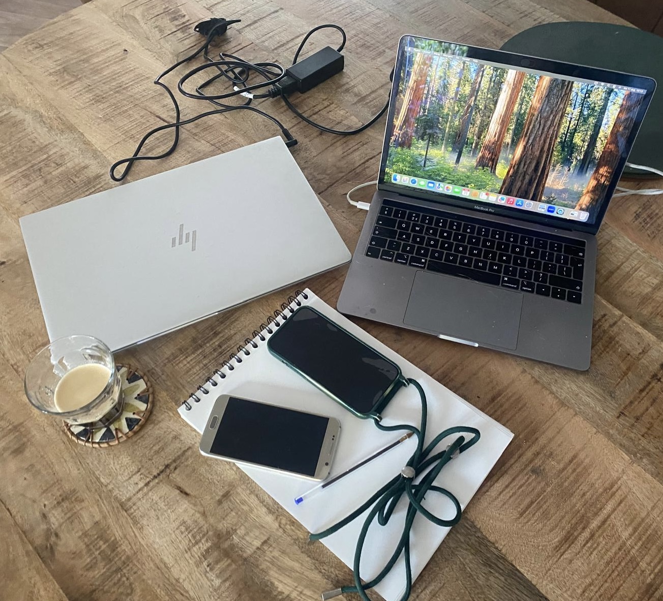 laptop telefoon en snoertjes