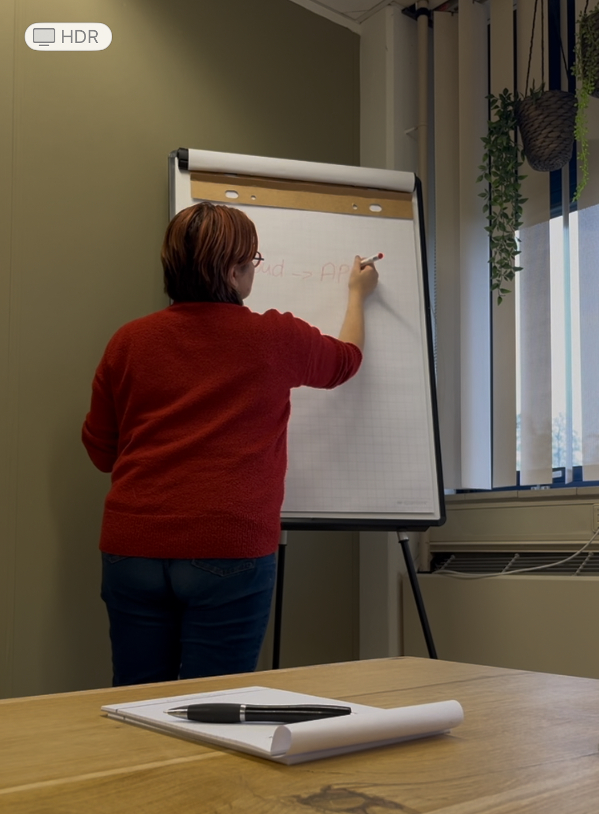 martine geeft training en schrijft op een vel papier