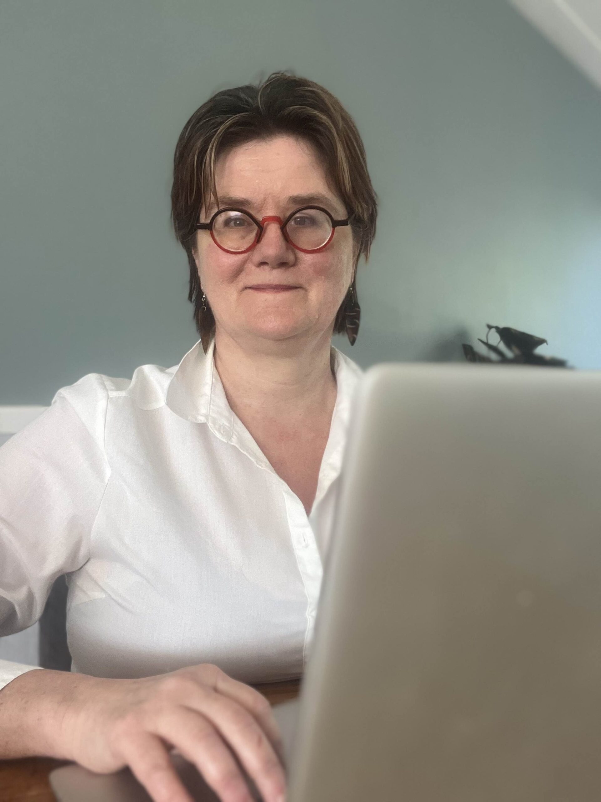 martine achter laptop