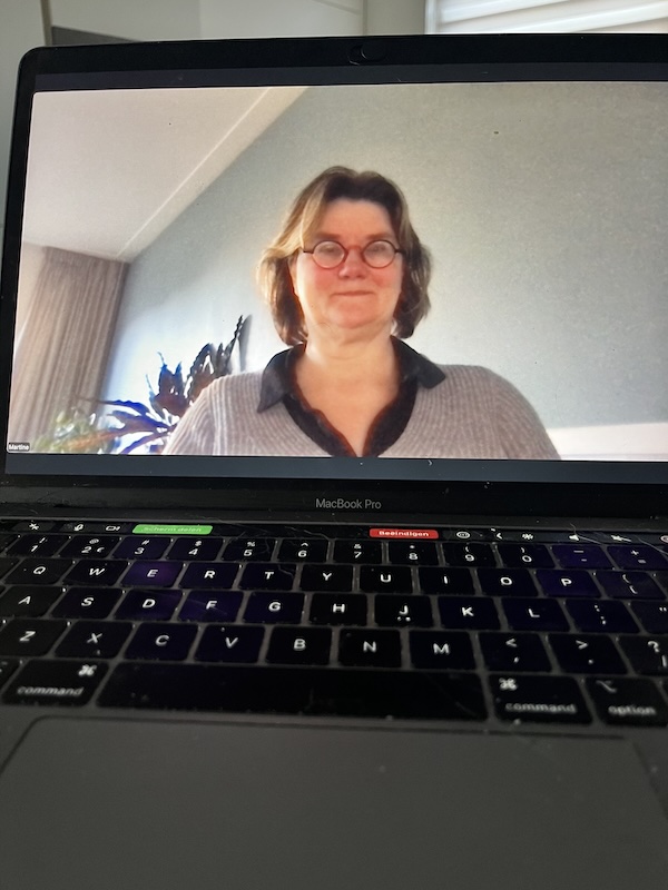 martine achter laptop