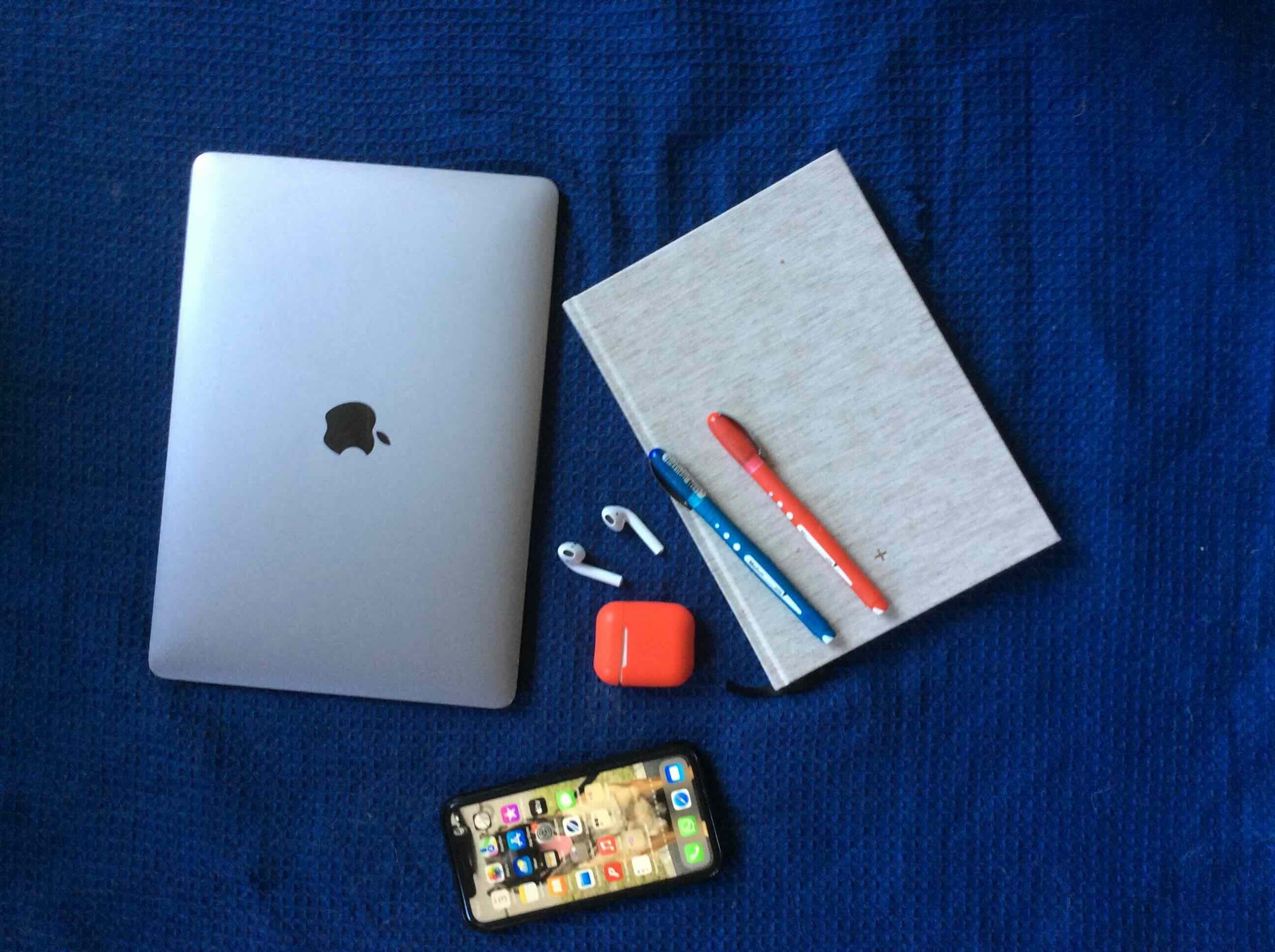 MacBook met oortjes